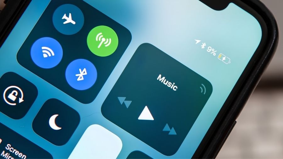 Pin iPhone màu vàng